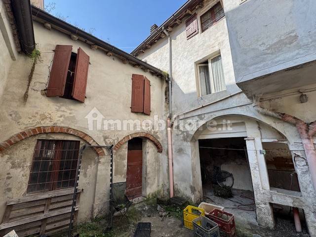 5 rooms Building in Cremona, Italy No. 378644