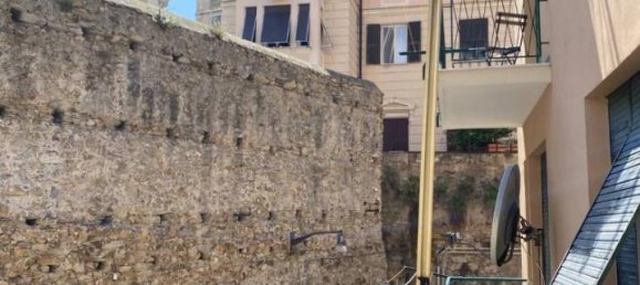 5 rooms Apartment in Genoa, Italy No. 38594 3