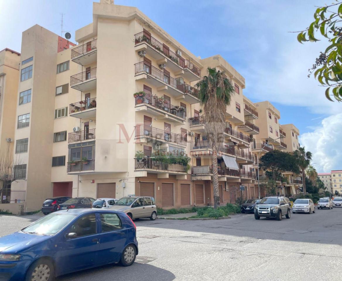 4 rooms Apartment in Reggio Calabria, Italy No. 70436