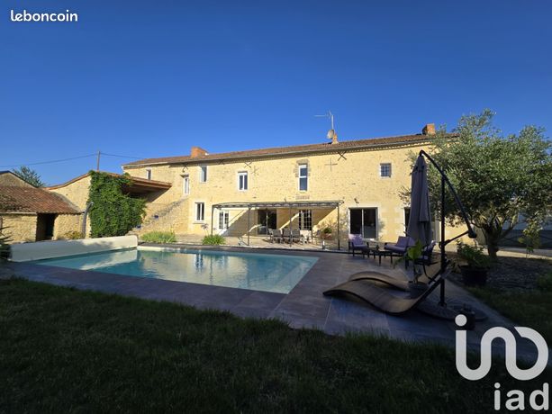 Casa de 5 dormitorios en Deux-Sevres, France No. 300722