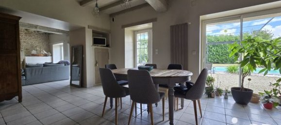 Casa de 5 dormitorios en Deux-Sevres, France No. 300722 8