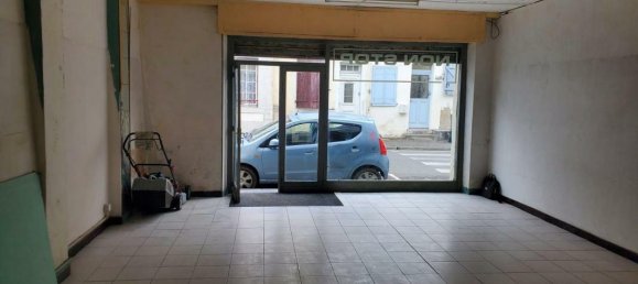 42m² Commercial property in Orthez, France No. 103893 4