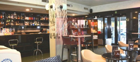 240m² Commercial property in Udine, Italy No. 224294 9