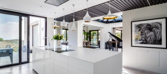 5 bedrooms Villa in Marbella, Spain No. 31772 4