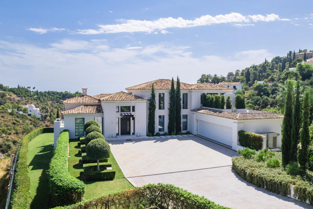 5 bedrooms Villa in Marbella, Spain No. 31772