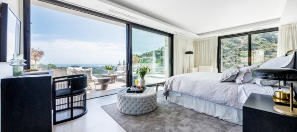 5 bedrooms Villa in Marbella, Spain No. 31772 3