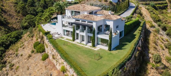 5 bedrooms Villa in Marbella, Spain No. 31772 31