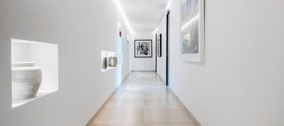 5 bedrooms Villa in Marbella, Spain No. 31772 26