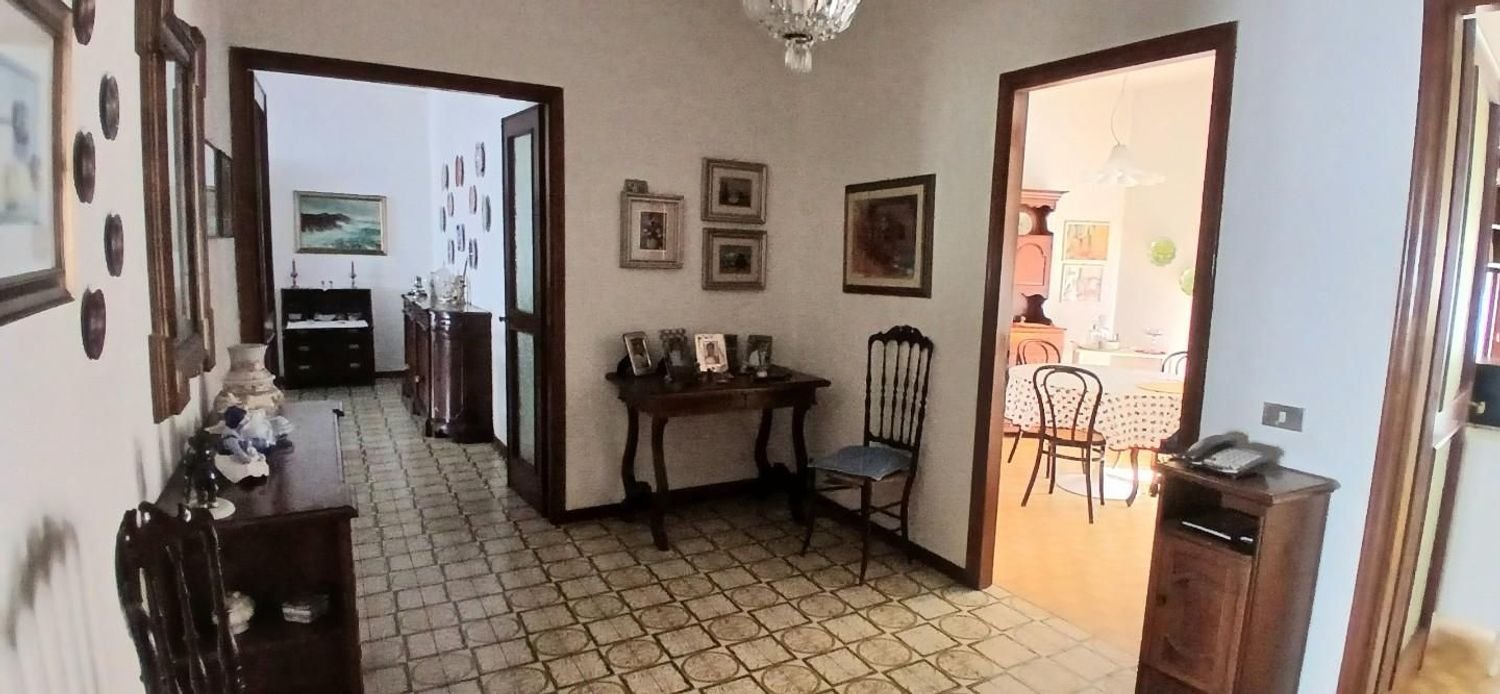 5 rooms Apartment in Carrara, Italy No. 261563