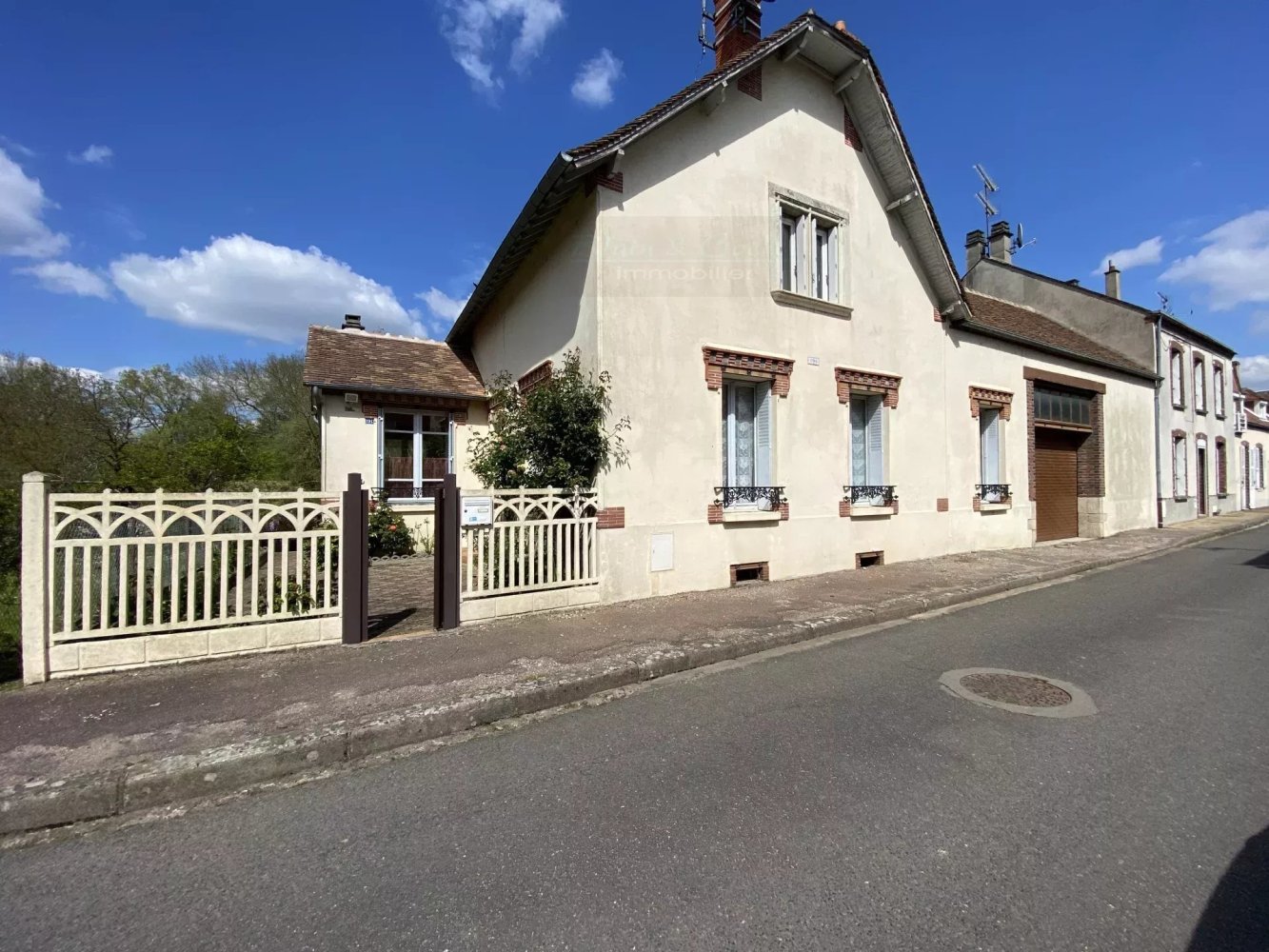 4 bedrooms House in Gy-les-Nonains, France No. 75990