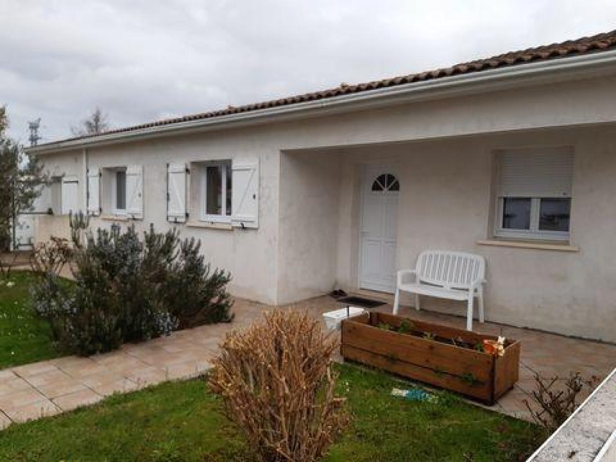 Casa de 3 dormitorios en Royan, France No. 24432