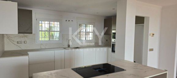 5 bedrooms Villa in Marbella, Spain No. 62661 2