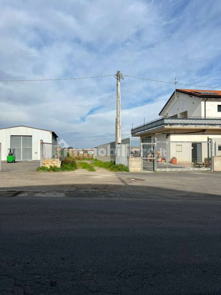 Земельный участок 1300м² в Лентини, Италия № 132332