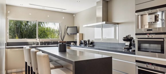 5 bedrooms Villa in Cannes, France No. 726 10