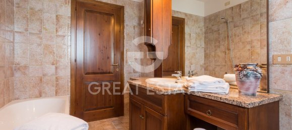 4 bedrooms House in Passignano sul Trasimeno, Italy No. 55686 2