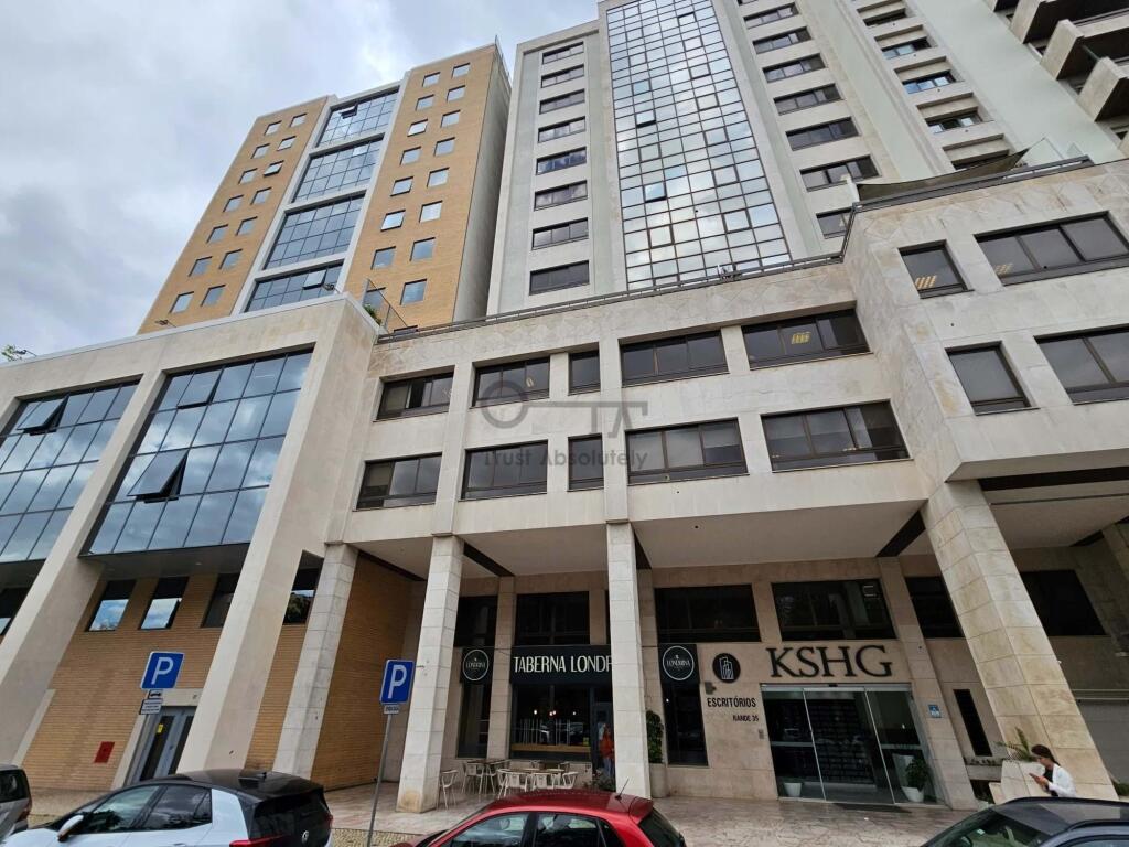 64m² Office in Lisbon, Portugal No. 224788