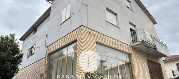 5 rooms Apartment in Loro Piceno, Italy No. 151673 2