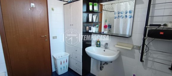 3 rooms Apartment in Bergamo, Italy No. 233830 17