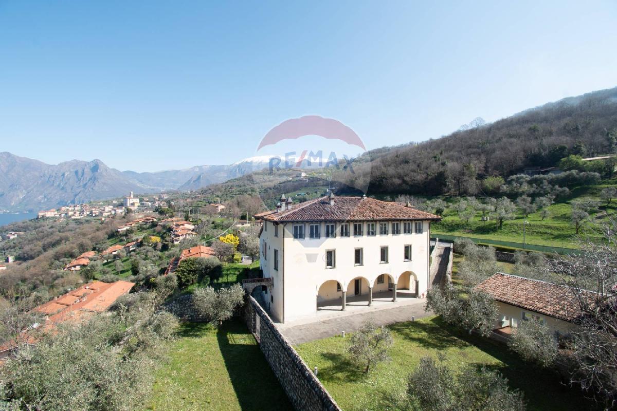 4 bedrooms Villa in Monte Isola, Italy No. 293498