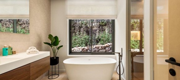 5 bedrooms House in Estepona, Spain No. 33377 8