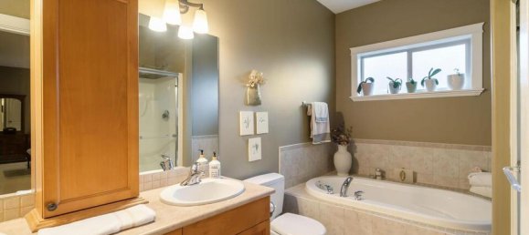 3 bedrooms House in British Columbia, Canada No. 1188 12