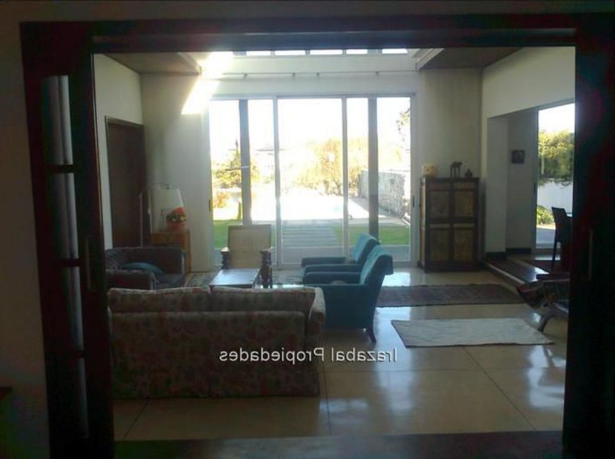 4 bedrooms House in Montevideo, Uruguay No. 2667