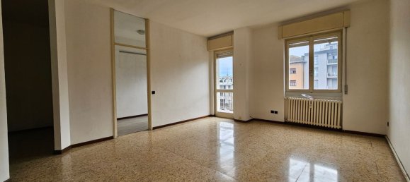 3 rooms Apartment in Mariano Comense, Italy No. 234784 3