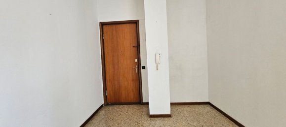 3 rooms Apartment in Mariano Comense, Italy No. 234784 8