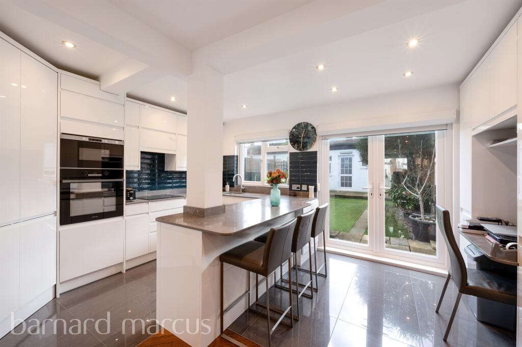 3 bedrooms Commercial property in Surbiton, United Kingdom No. 9953