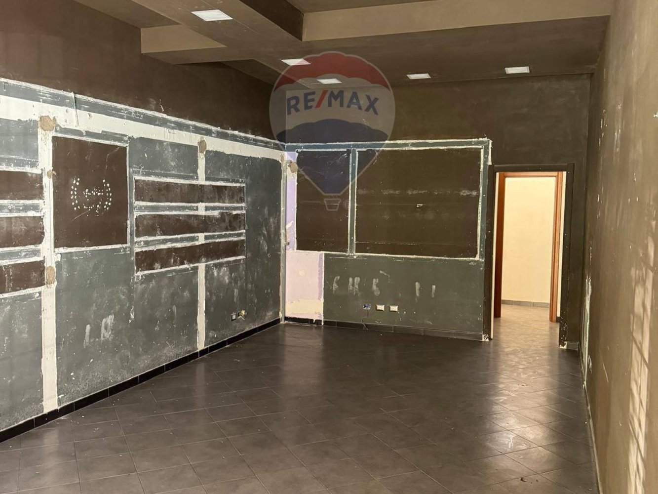 2-Zimmer Gewerbliche Immobilie in Ciampino, Italy, Nr. 311664