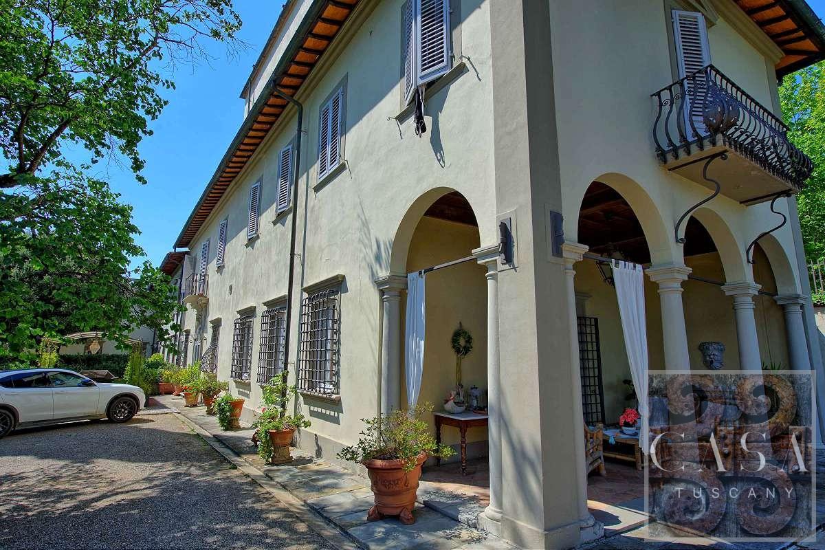 5 bedrooms Villa in Florence, Italy No. 317