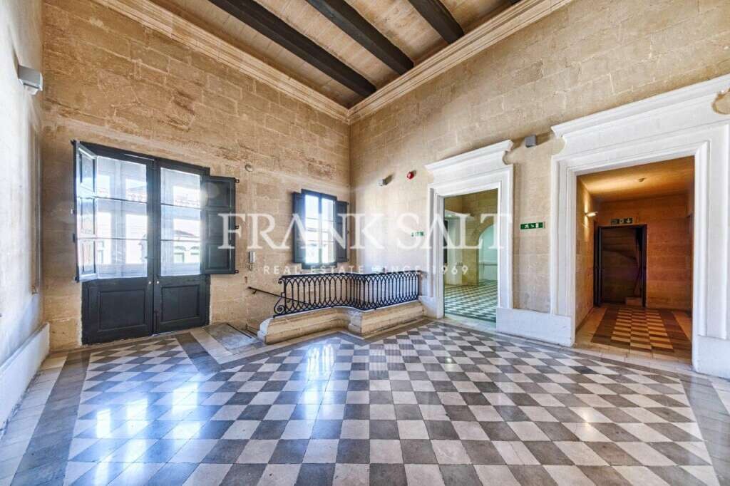 Hotel de 4 dormitorios en Tarxien, Malta No. 8058