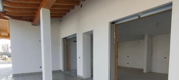 Casa de 5 habitaciónes en Pordenone, Italy No. 30666 30