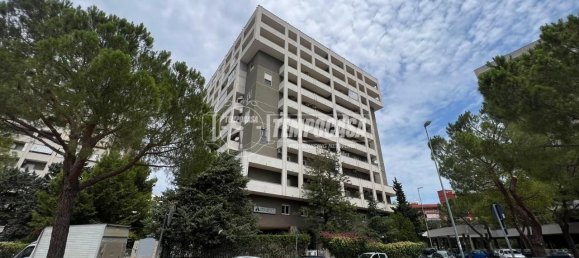 Apartamento de 5 habitaciónes en Bari, Italy No. 20303 3