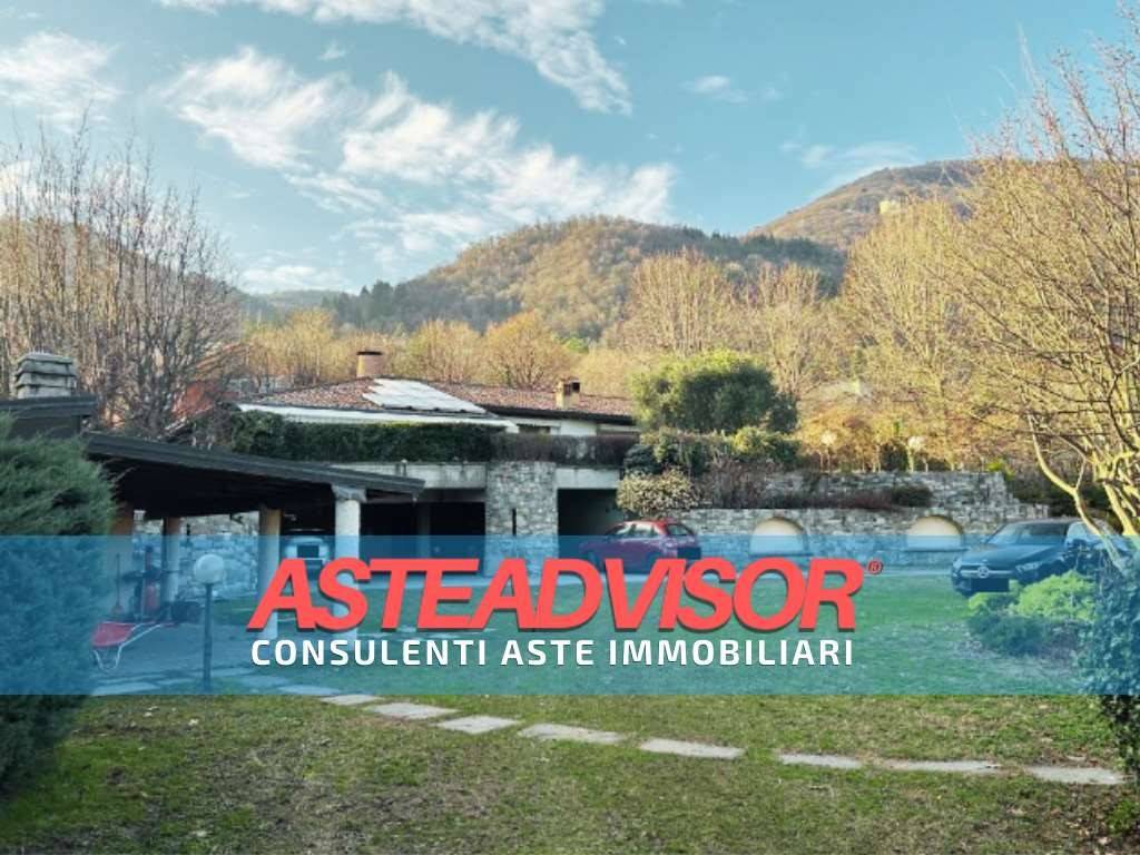 3 bedrooms Villa in Erba, Italy No. 3266