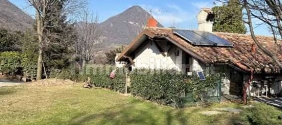3 bedrooms Villa in Erba, Italy No. 3266 15
