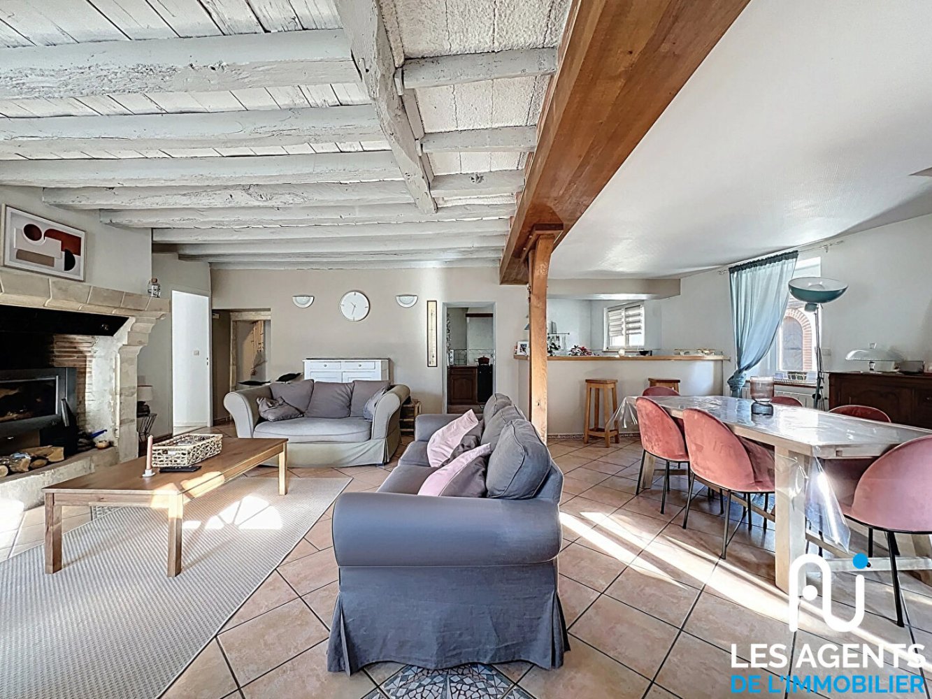 Casa de 4 dormitorios en Saint-Ay, France No. 87380