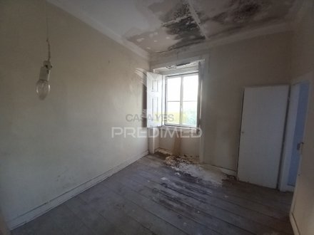 200m² Building in Lisbon, Portugal No. 102648