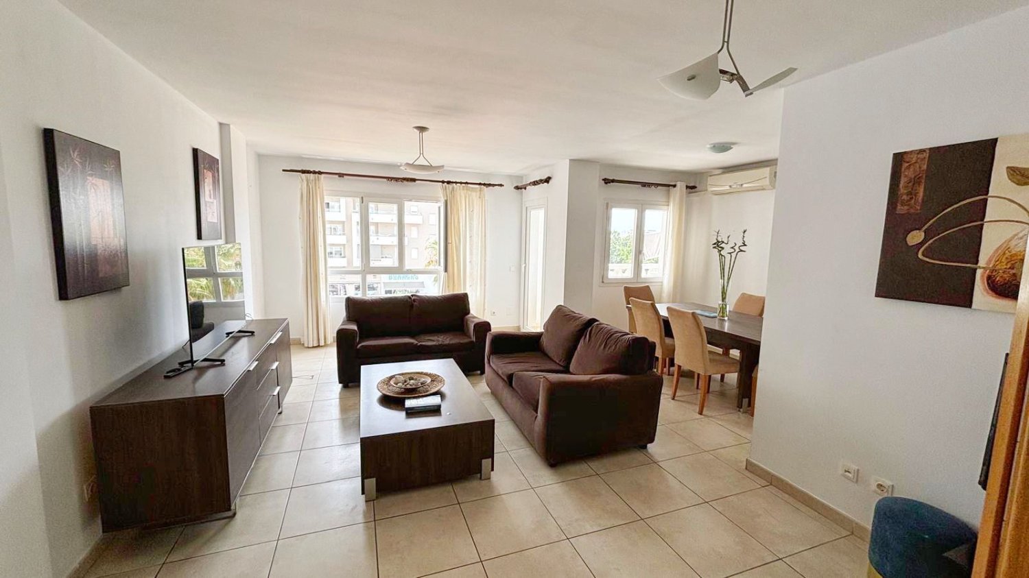 Apartamento de 3 dormitorios en Marbella, Spain No. 136979