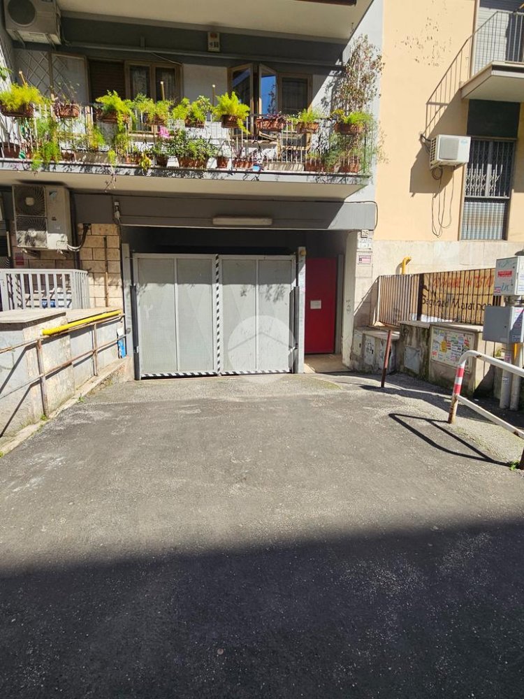 34m² Garage in Rome, Italy No. 54418