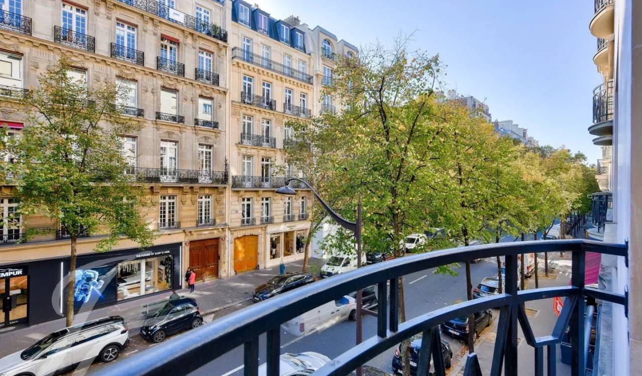 2 bedrooms Apartment in Paris, France No. 128898