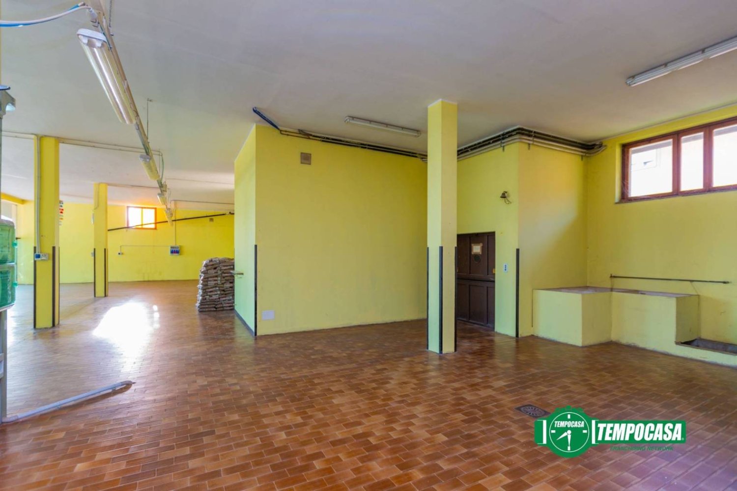 Propiedad comercial de 5 habitaciónes en Busto Arsizio, Italy No. 104619