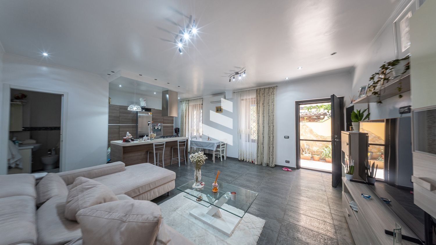 Квартира с 3 спальнями в Рим, Италия № 348264