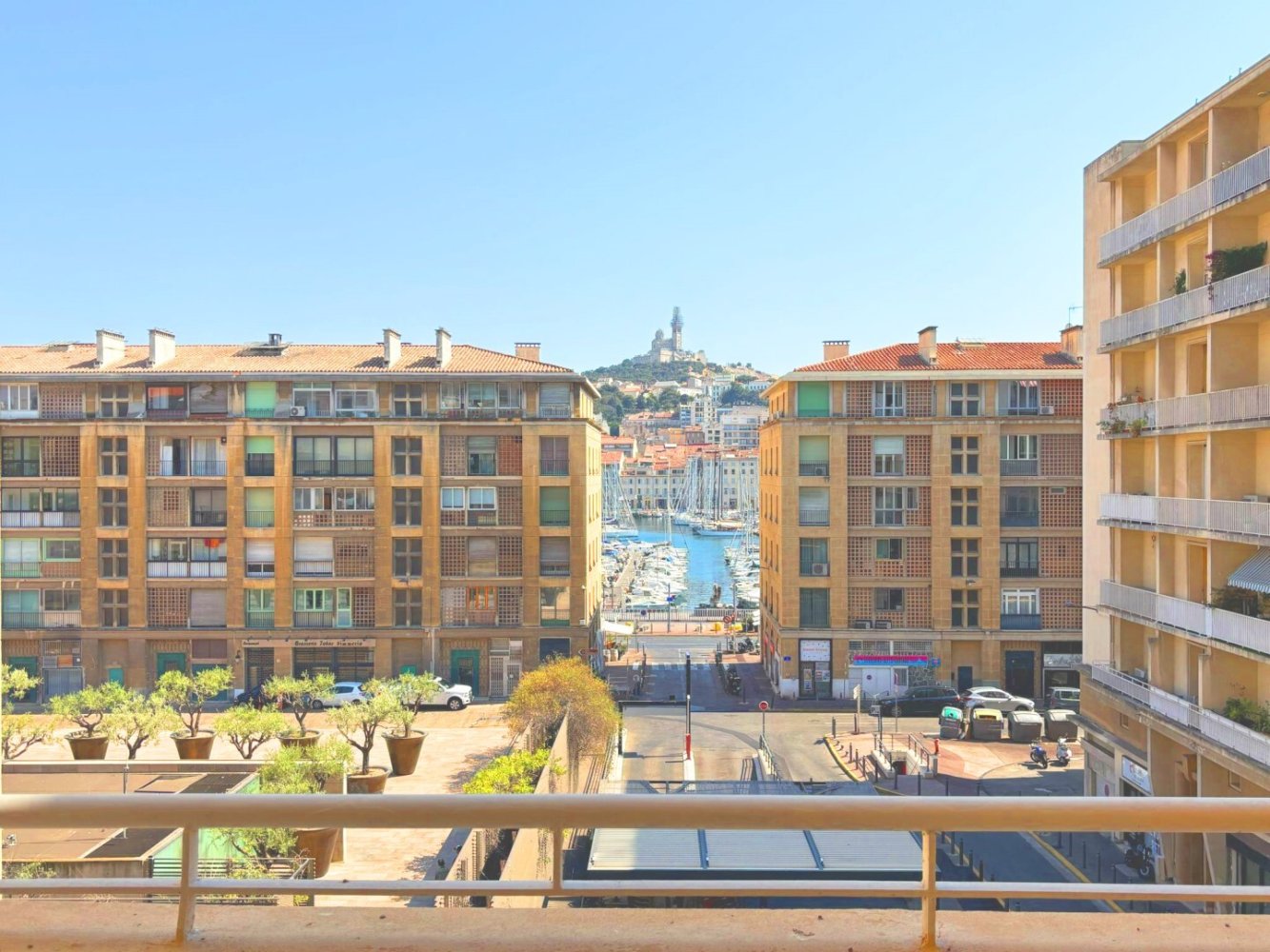 3 bedrooms Apartment in Marseille, France No. 298034
