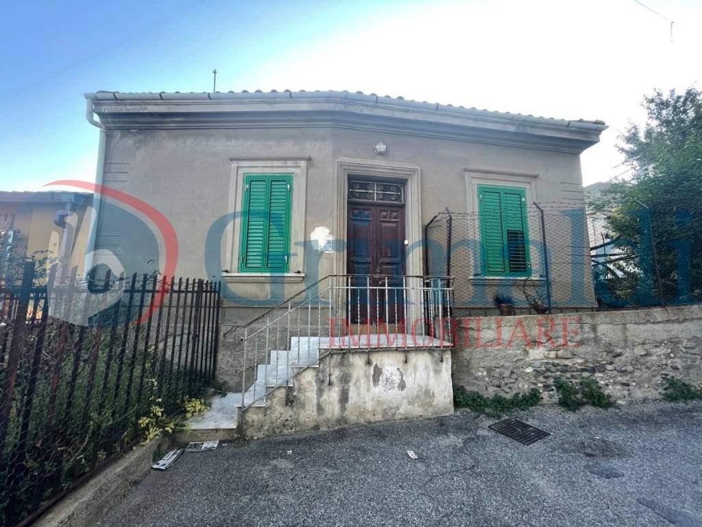 Дом с 4 комнатами в Мессина, Италия № 47331