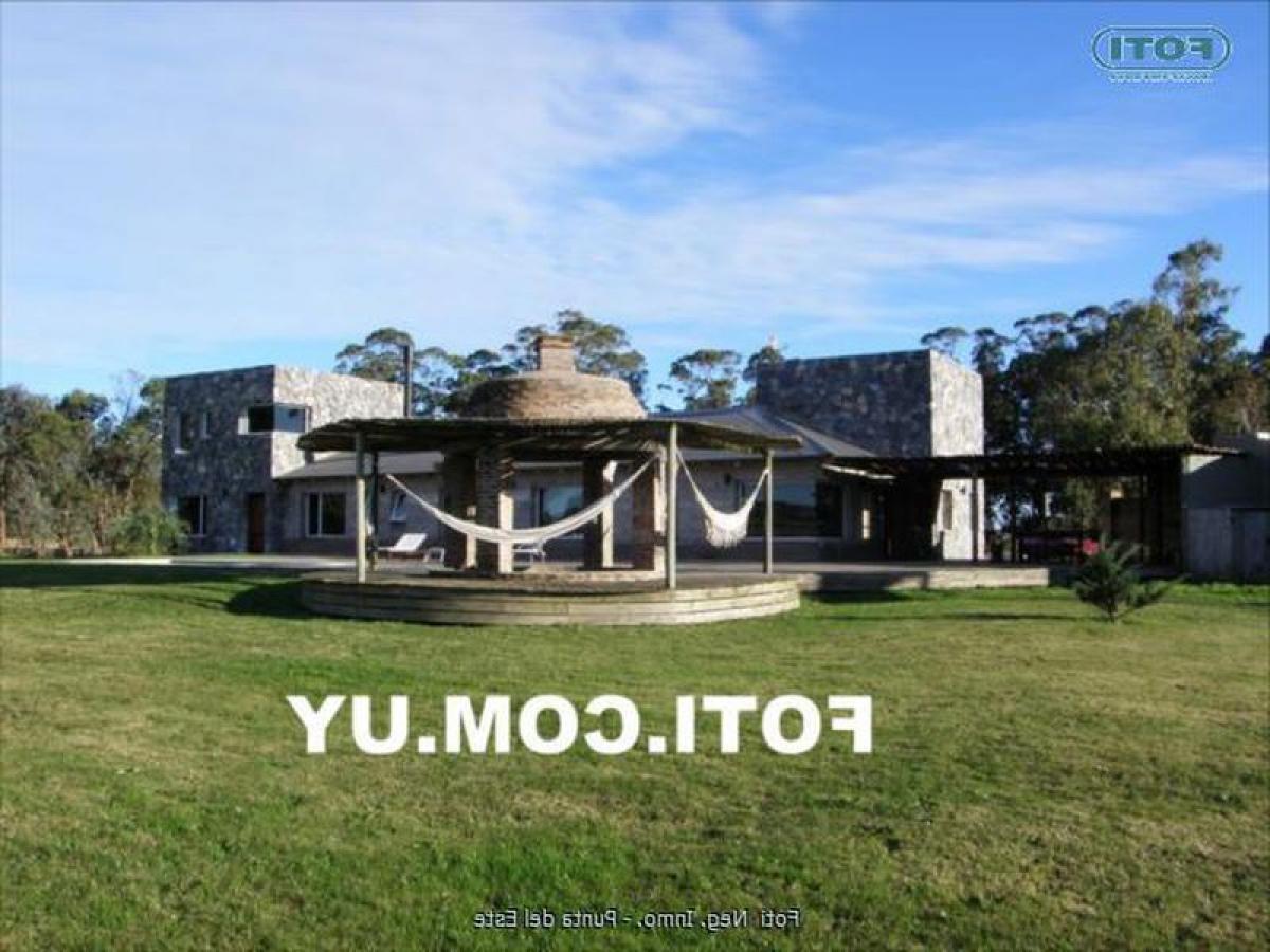 4 bedrooms House in Maldonado, Uruguay No. 12766