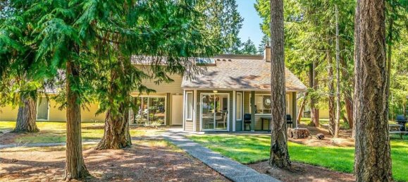 3 bedrooms House in British Columbia, Canada No. 1139 2