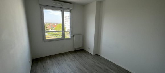 2 bedrooms Apartment in Bezons, France No. 181032 5