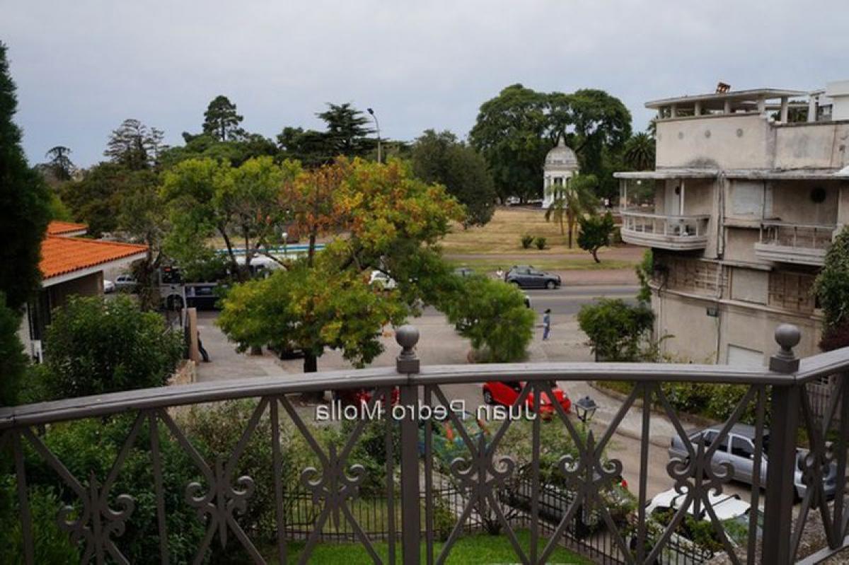 Casa de 4 dormitorios en Montevideo, Uruguay No. 3181
