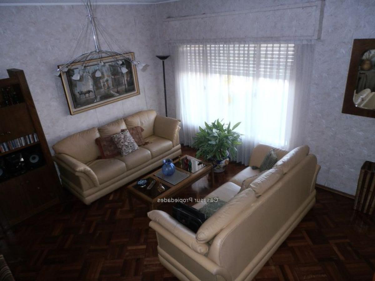 3 bedrooms House in Montevideo, Uruguay No. 10910